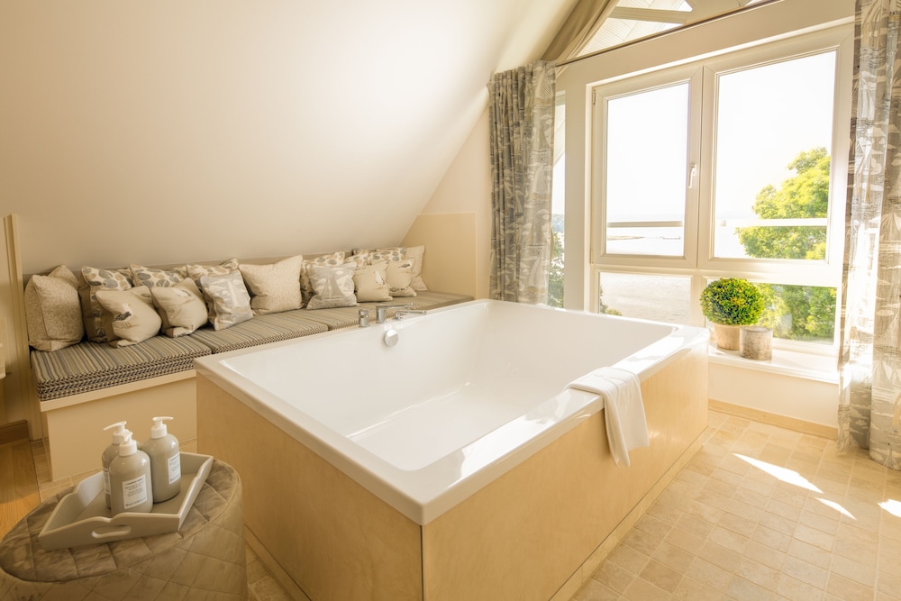 Deep soaking bathtub