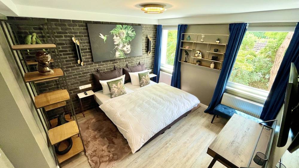 Iq Hotel