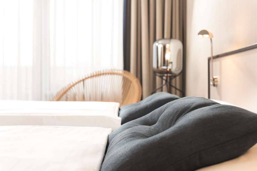 seminaris hotel lueneburg superior room bed detail high
