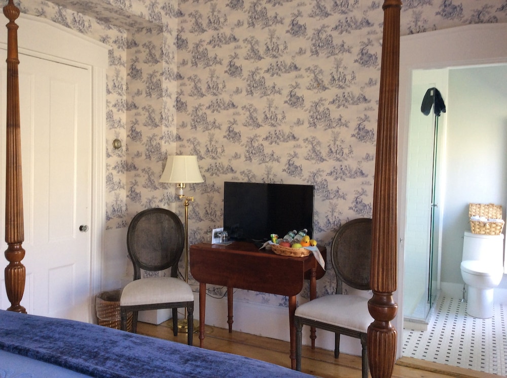 Liberty Hill Inn - photo 2