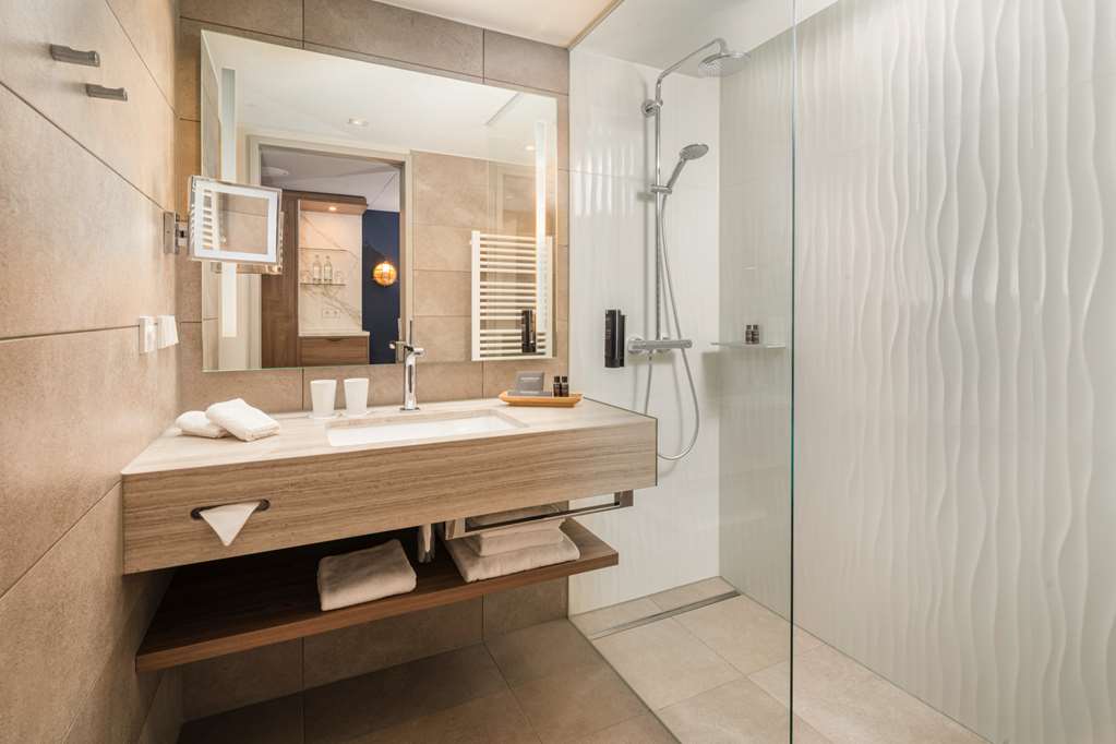 Steigenberger Hotel Hamburg, Germany - Superior room bathroom