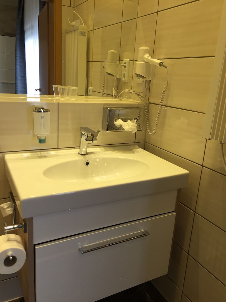 Bathroom sink