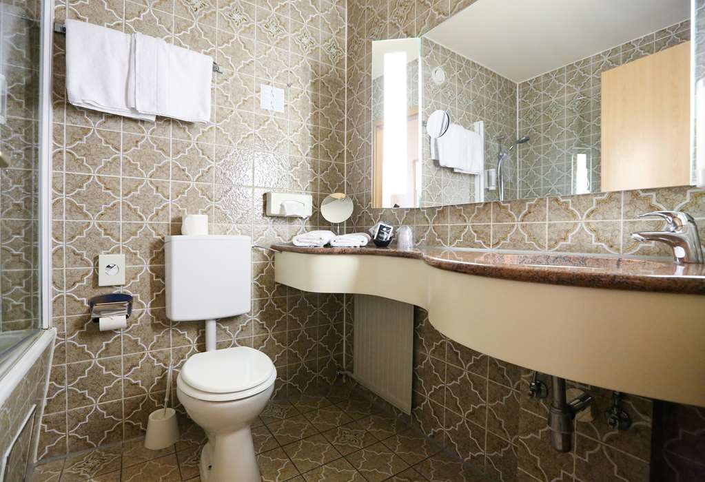 Arthotel ANA Goggl Doppelzimmer Komfort alt Badezimmer