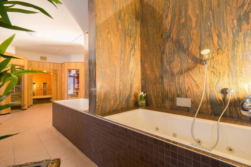 Indoor spa tub