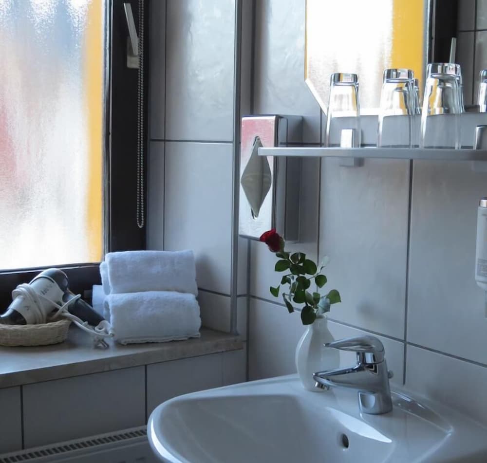 Bathroom sink
