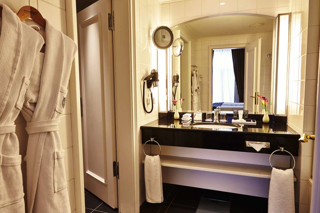 Steigenberger Frankfurter Hof, Frankfurt, Germany - Superior room bathroom