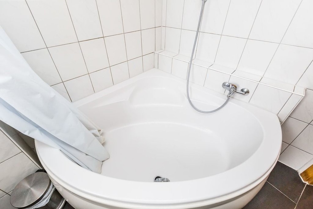 Deep soaking bathtub