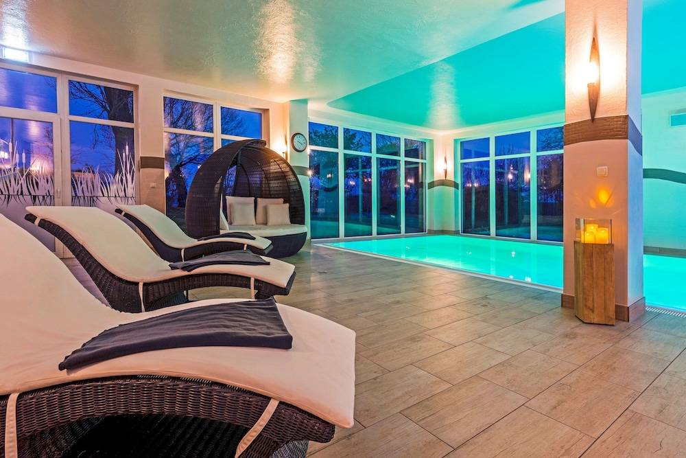 Exercise/lap pool