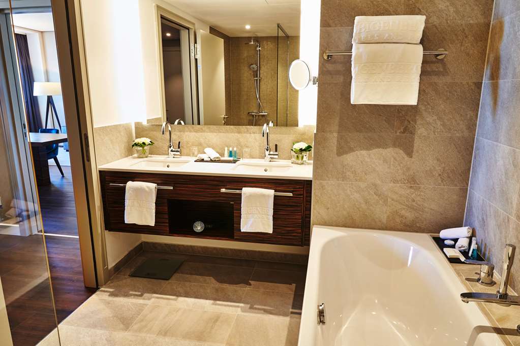 Steigenberger Hotel Koeln, Cologne, Germany - Executive room bathroom