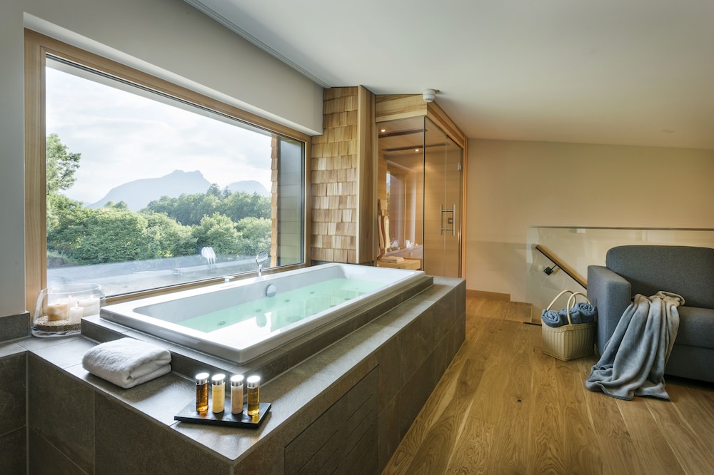 Private spa tub