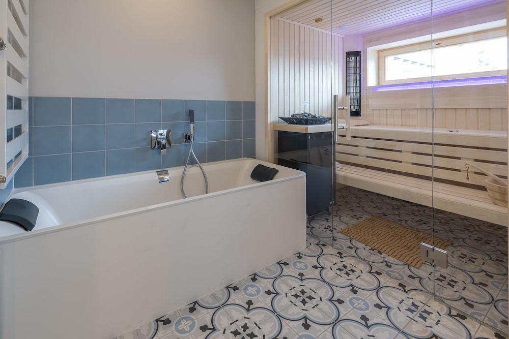 Deep soaking bathtub