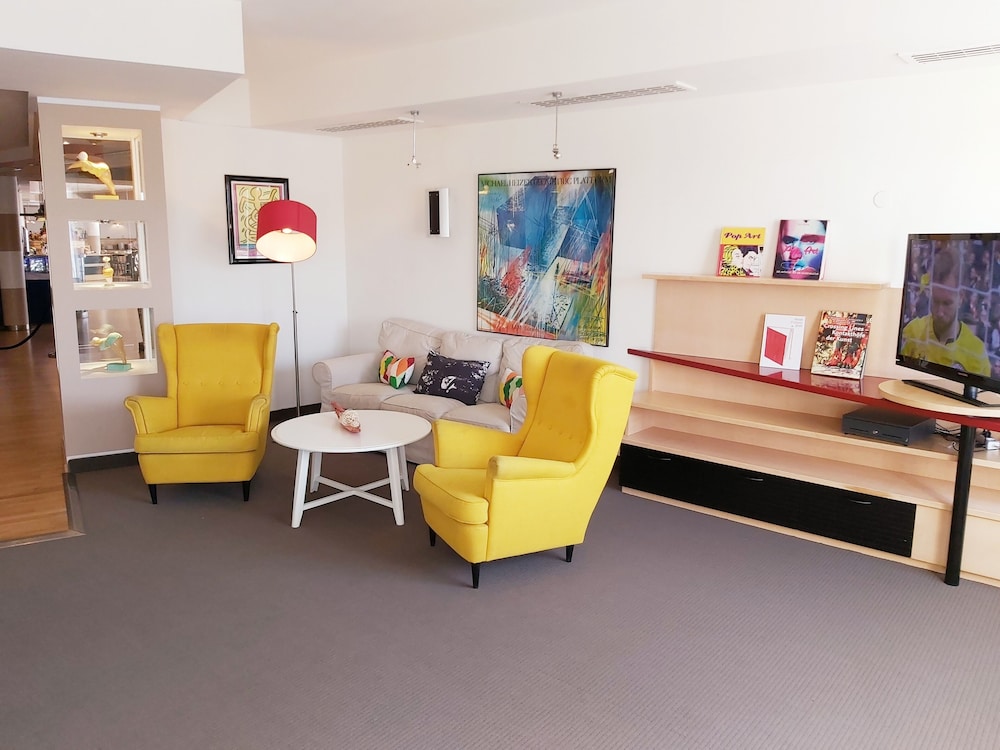 Lobby lounge