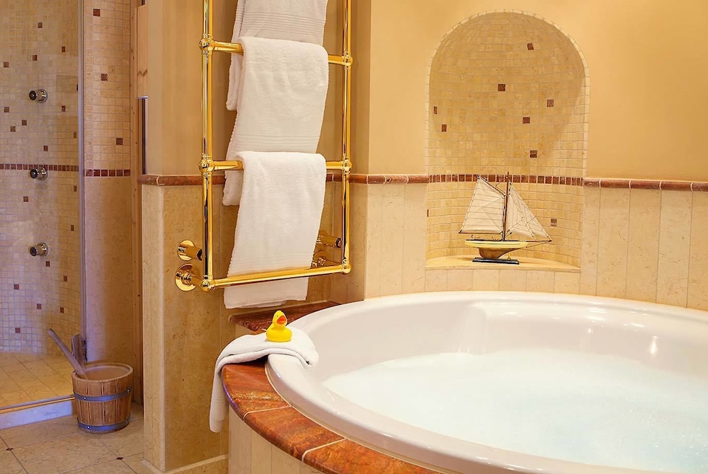 Deep soaking bathtub