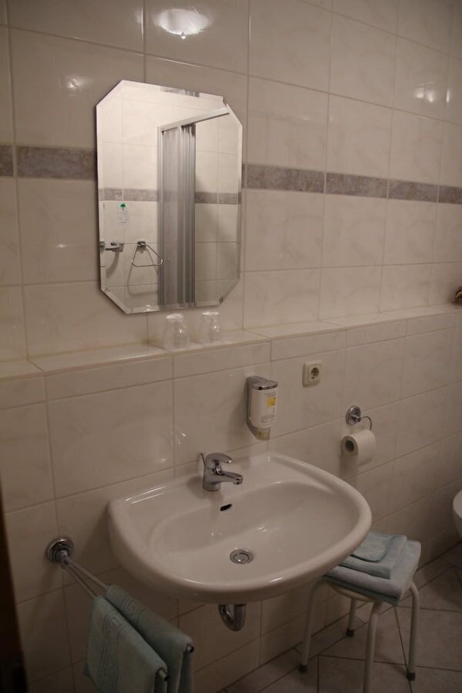 Bathroom sink