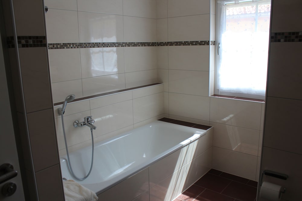 Deep soaking bathtub