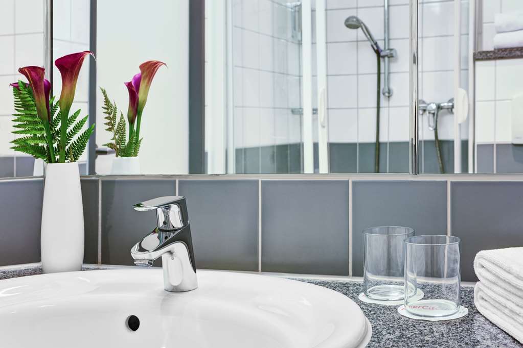 IntercityHotel Hamburg Hauptbahnhof, Germany - Bathroom