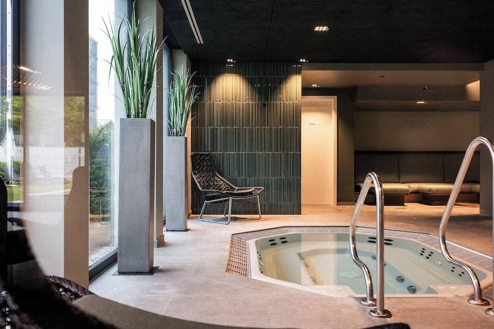 Indoor spa tub