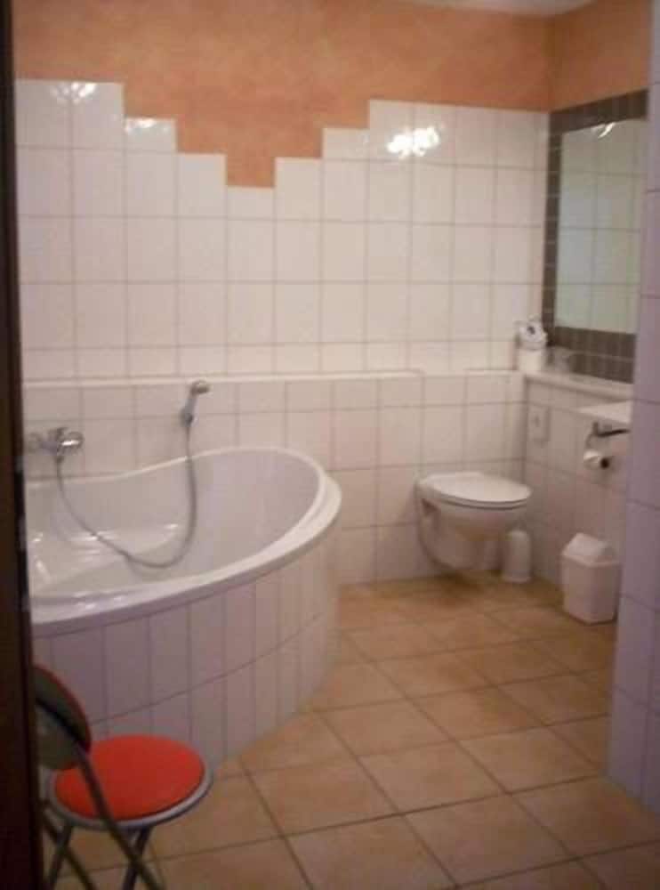 Deep soaking bathtub