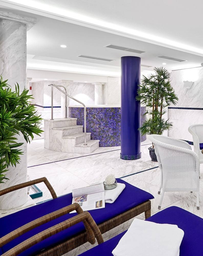 Indoor spa tub