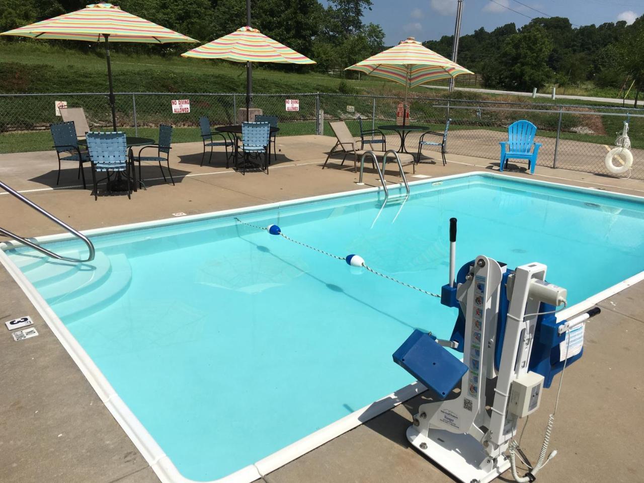 Cassville Four Seasons Inn & Suites - photo 3