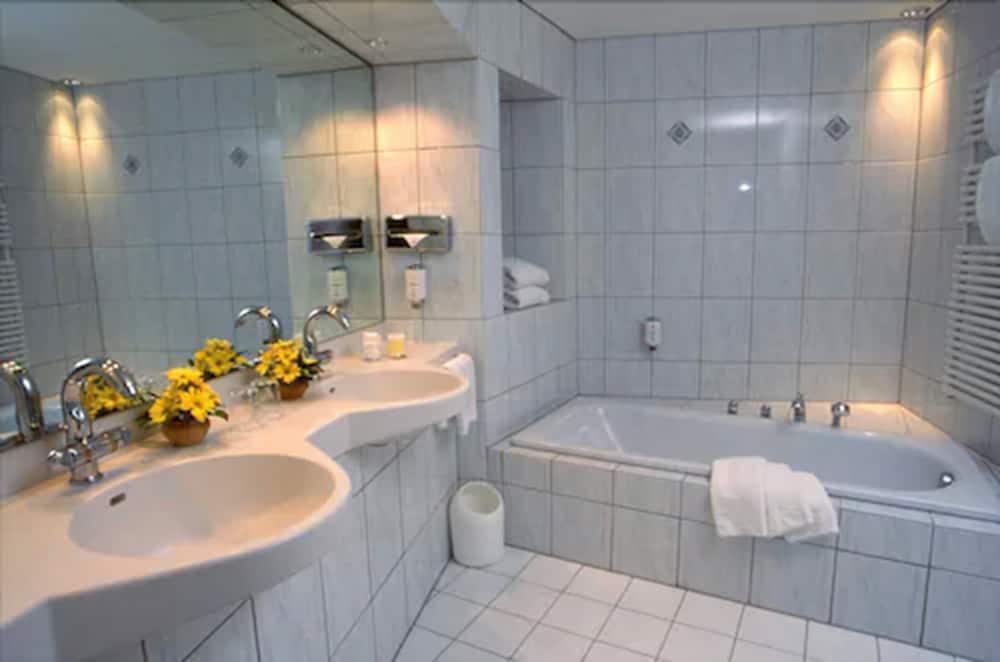 Deep soaking bathtub