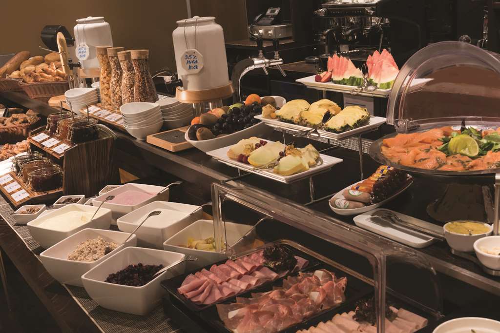 adina apartment hotel berlin checkpoint charlie breakfast buffet