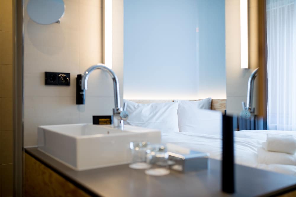 Bathroom sink