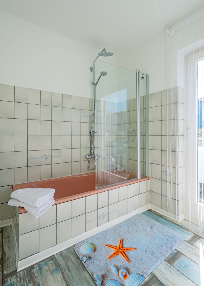 Deep soaking bathtub