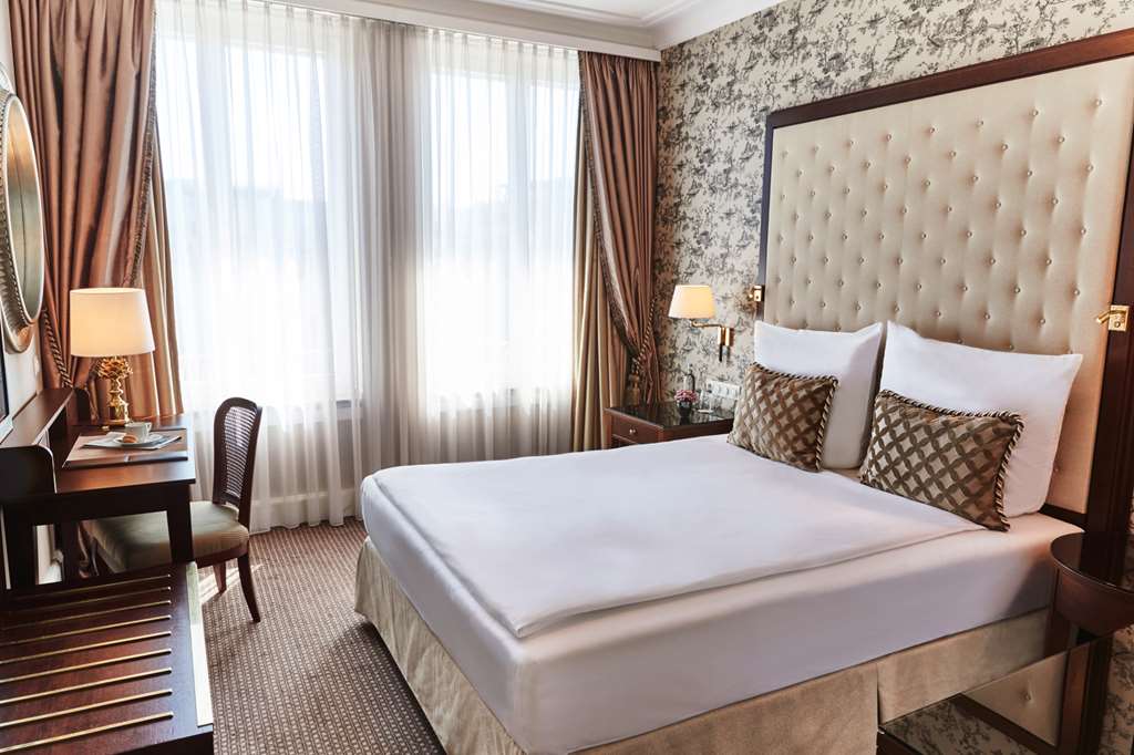 Steigenberger Parkhotel, Dusseldorf, Germany - Deluxe Room