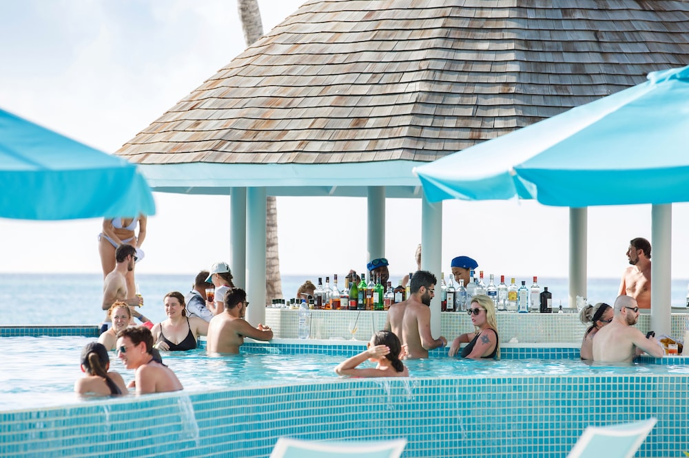 Swim-up bar