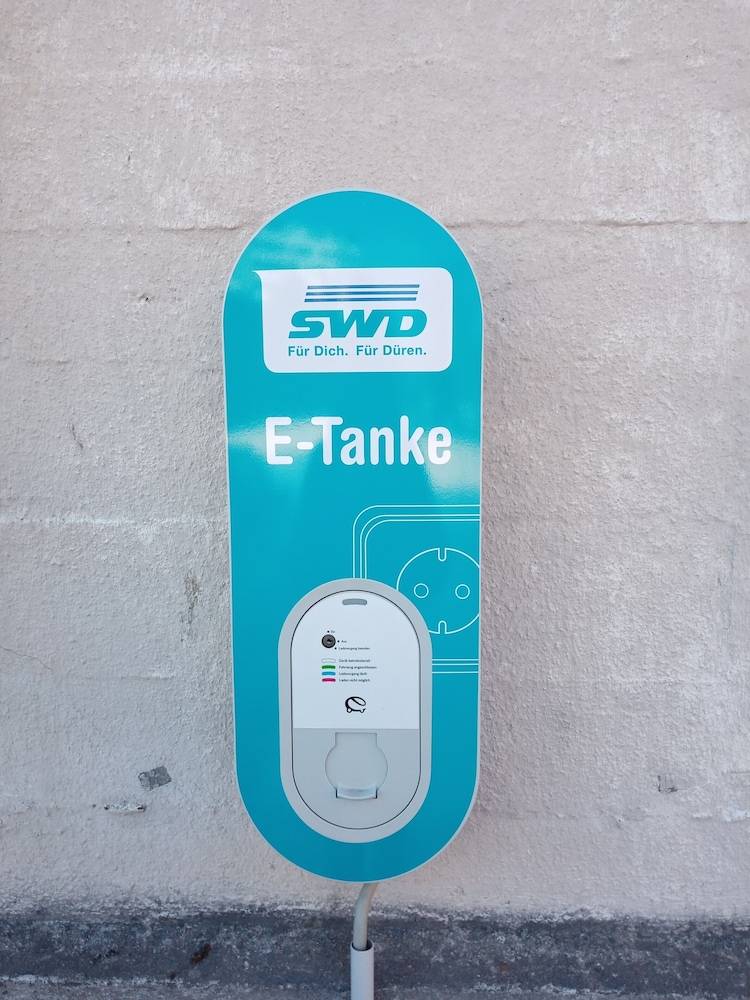 Electric vehicle charging station