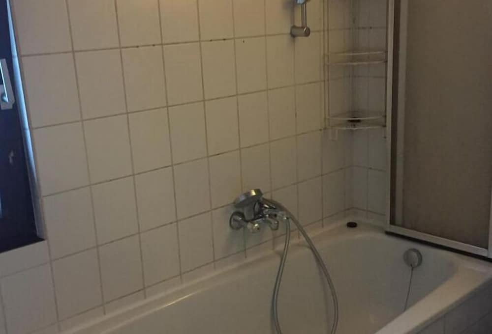 Deep soaking bathtub
