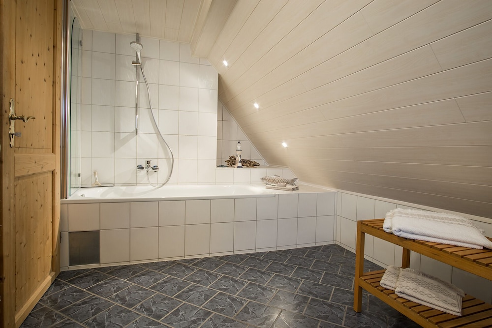 Deep soaking bathtub