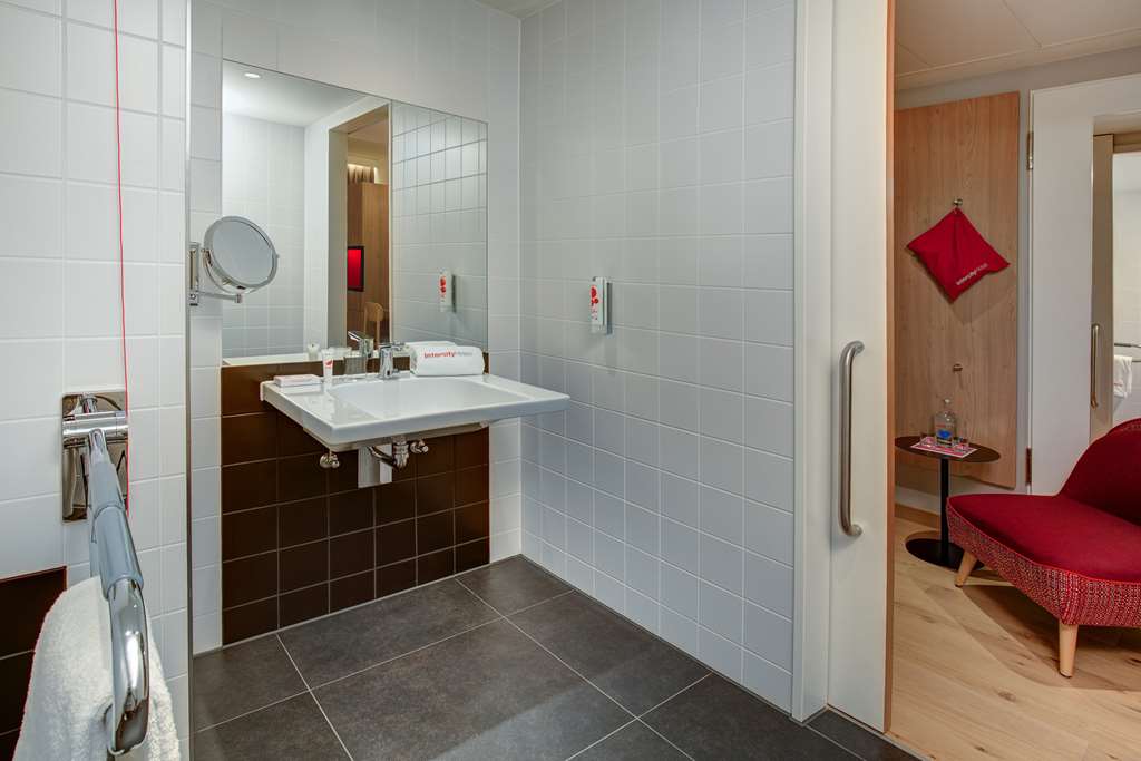 IntercityHotel Duisburg - Handicapped-accessible room, bathroom