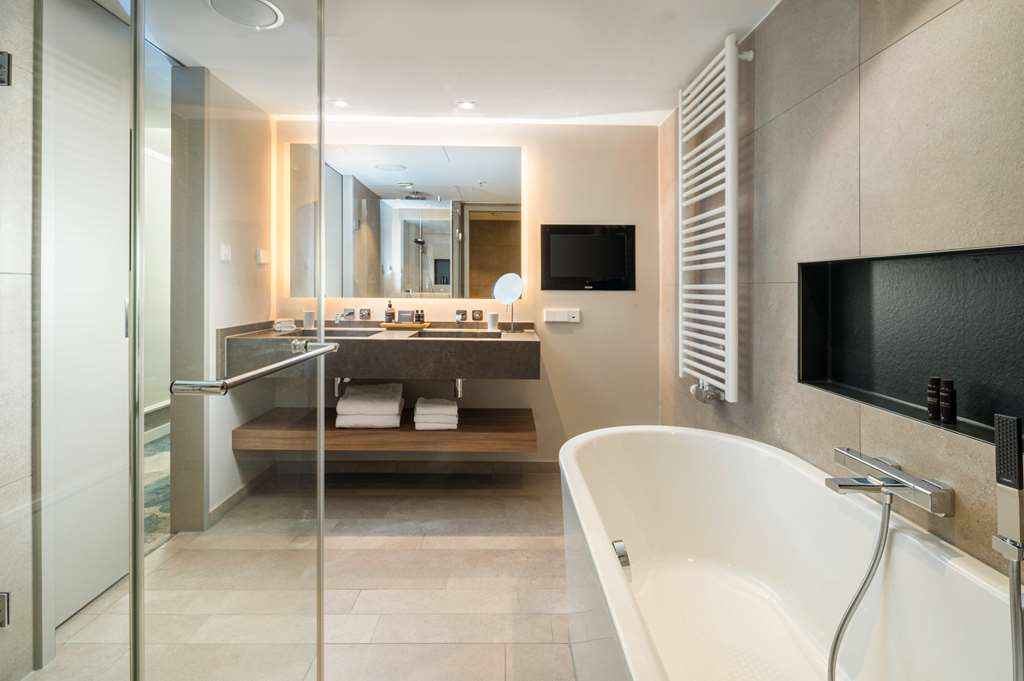 Steigenberger Hotel Hamburg, Germany - Junior Suite bathroom