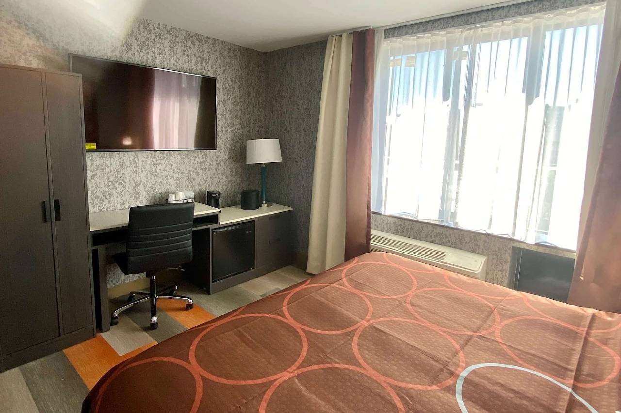 Super 8 by Wyndham Brooklyn Williamsburg - photo 2