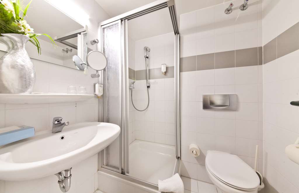 Standard Room Bath_Novum Hotel Aviva Leipzig