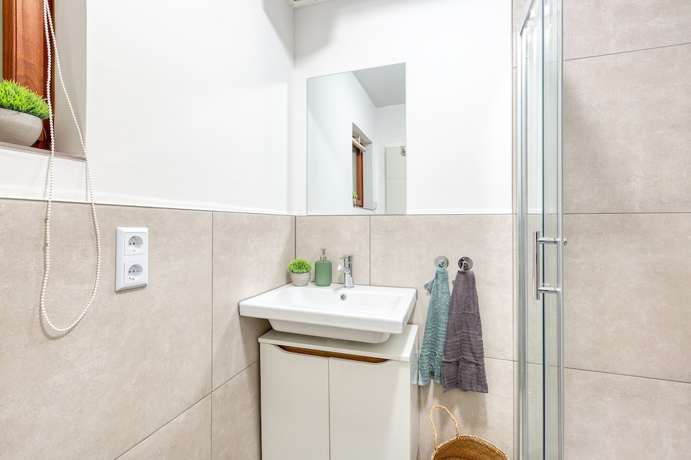 Bathroom sink