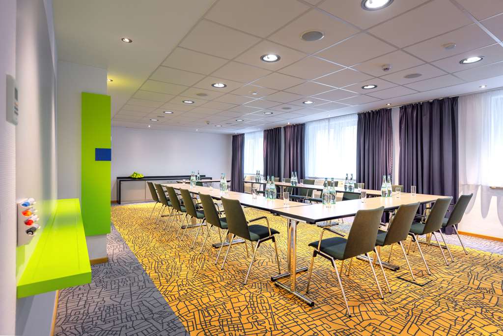 Intellekt 1 in U-shape seating