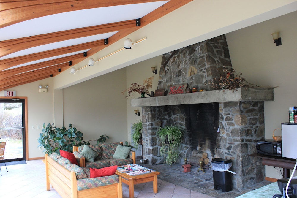 Heidi's Inn - photo 3