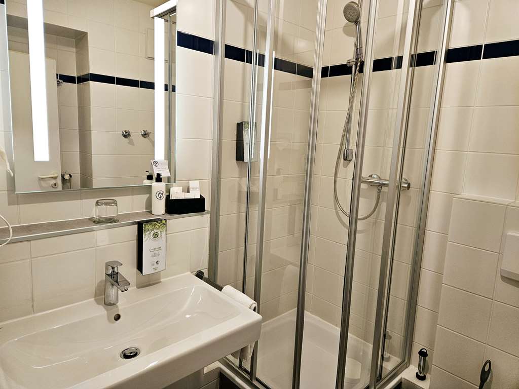 Tulip Inn Frankfurt Airport Bathroom Deluxe Room