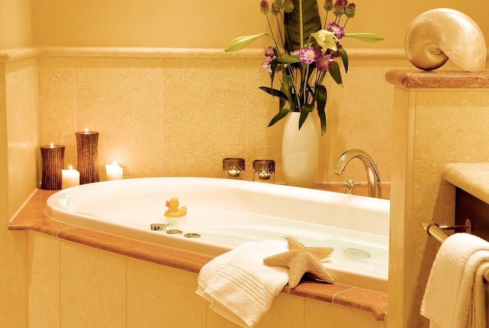 Deep soaking bathtub