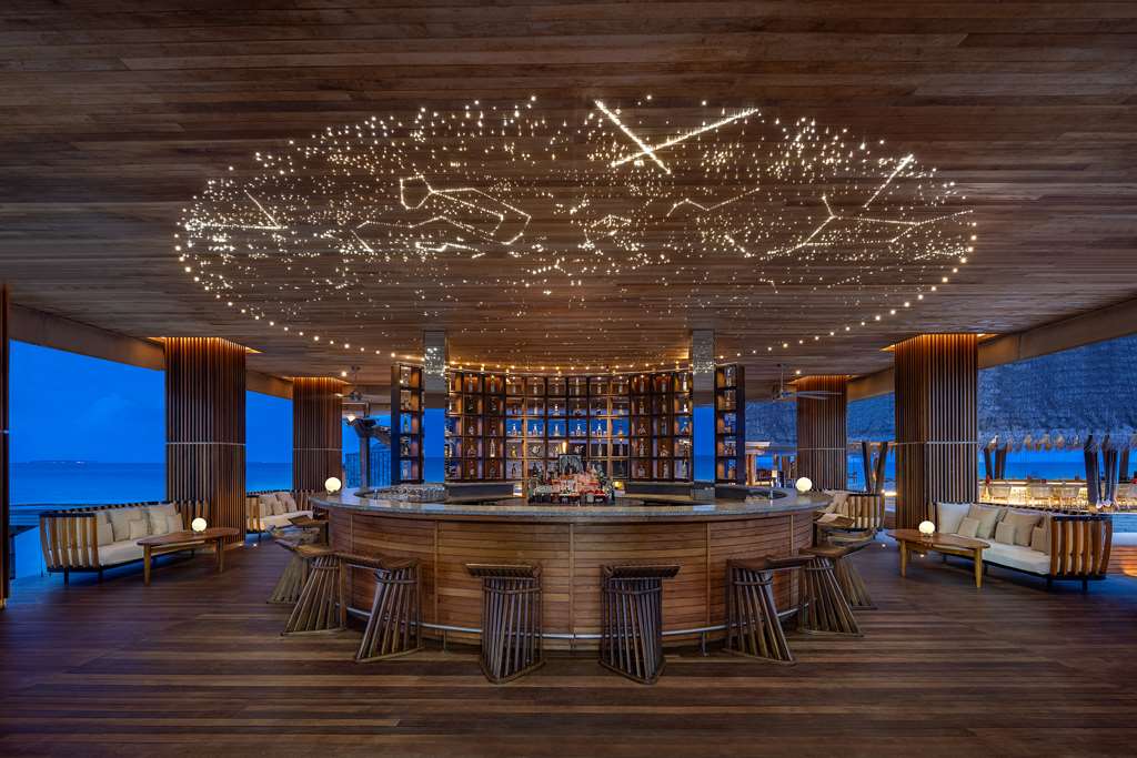 Anantara Kihavah SKY Bar interior