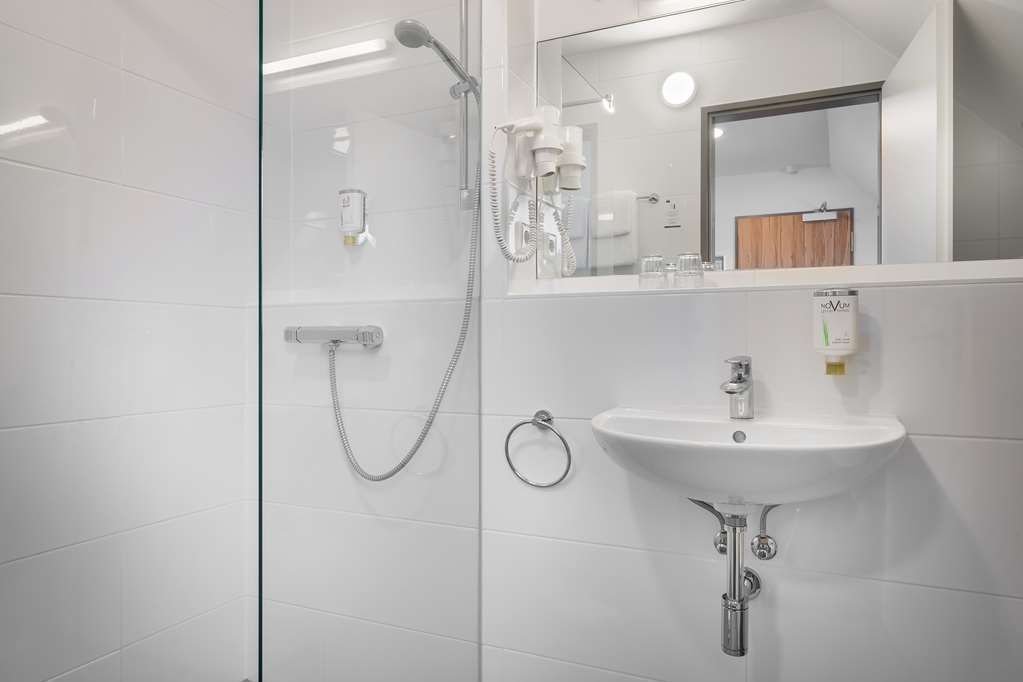 Queen room Bath Novum Hotel Bruy Stuttgart