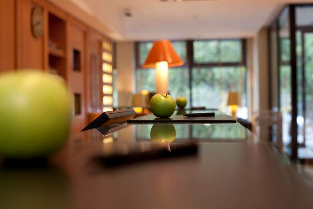 apple on reception desk