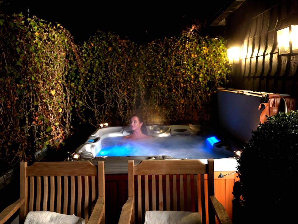 Private spa tub