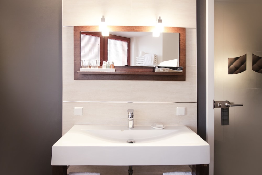 Bathroom sink
