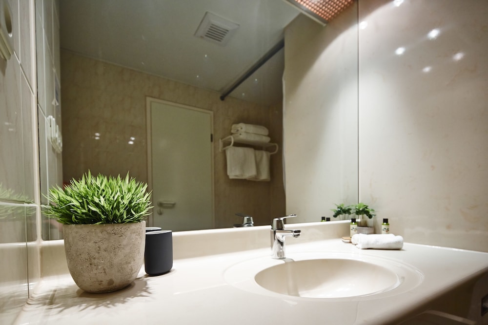 Bathroom sink