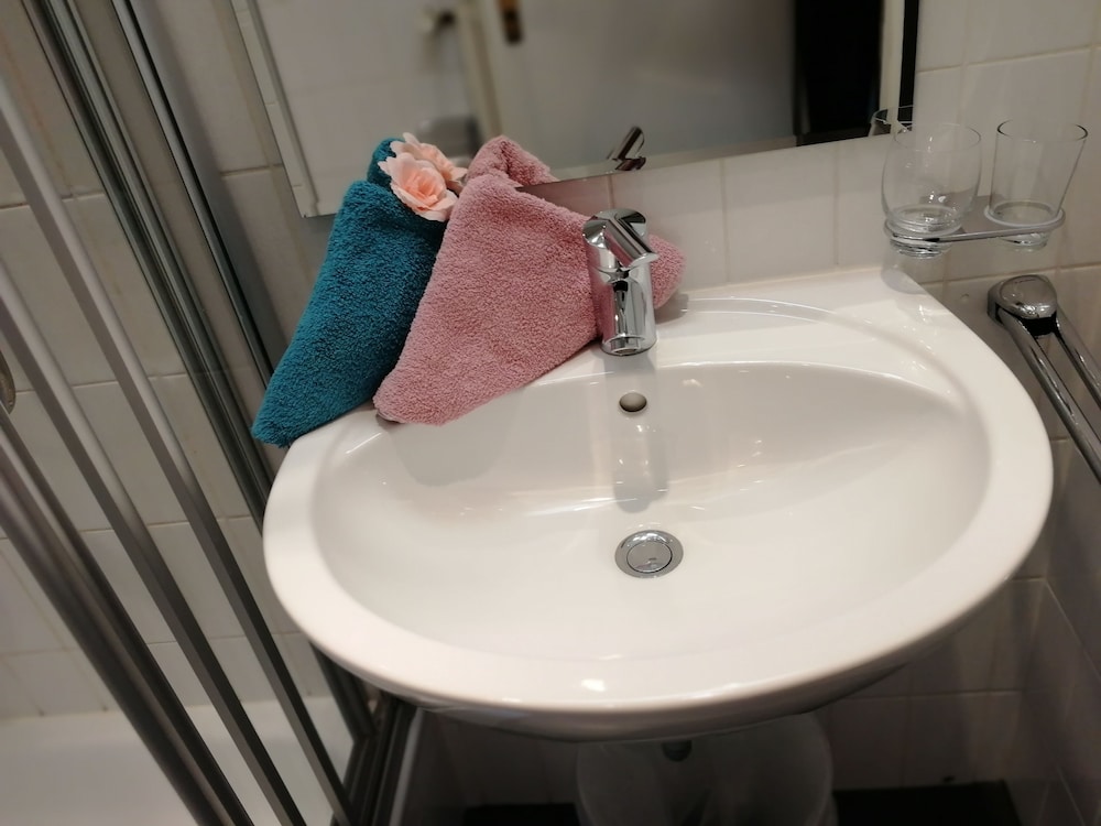 Bathroom sink