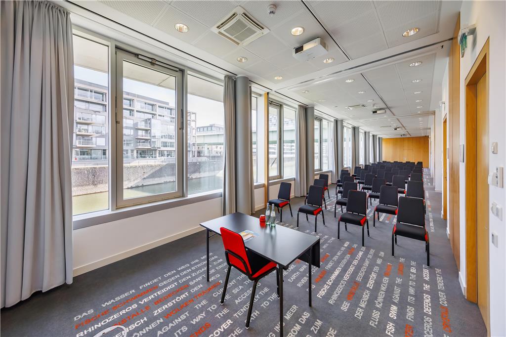 Seo Theater hinter Moderator II